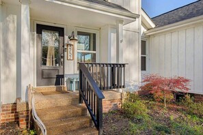 Exterior detail - Riverfront retreat with views, a large deck & lovely interior - dog-friendly (Nashville)