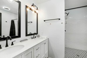 Shower, hair dryer, towels, shampoo - Riverfront retreat with views, a large deck & lovely interior - dog-friendly (Nashville)