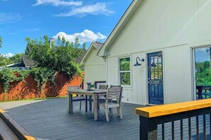 Outdoor dining - Riverfront retreat with views, a large deck & lovely interior - dog-friendly (Nashville)