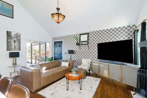 TV, offices - Riverfront retreat with views, a large deck & lovely interior - dog-friendly (Nashville)