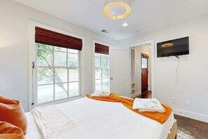 Iron/ironing board, WiFi, bed sheets - Stylish New-Build | Rooftop with Skyline Views | Near The Gulch & Music Row (Nashville)