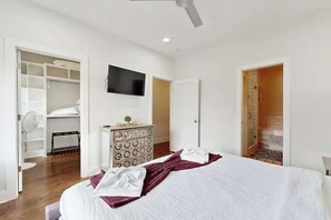 Iron/ironing board, WiFi, bed sheets - Stylish New-Build | Rooftop with Skyline Views | Near The Gulch & Music Row (Nashville)