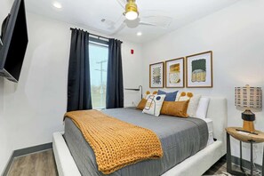 Iron/ironing board, WiFi, bed sheets - Muse Contemporary second-floor condo with high-speed WiFi, central AC & balcony (Nashville)