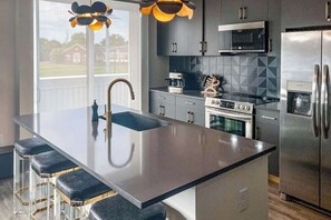 Fridge, microwave, oven, stovetop - Muse Contemporary second-floor condo with high-speed WiFi, central AC & balcony (Nashville)