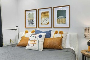 Iron/ironing board, WiFi, bed sheets - Muse Contemporary second-floor condo with high-speed WiFi, central AC & balcony (Nashville)