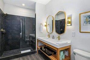 Shower, hair dryer, towels - Muse Contemporary second-floor condo with high-speed WiFi, central AC & balcony (Nashville)