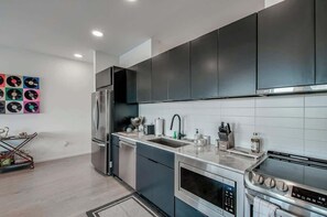 Refrigerador, microondas, horno y parrilla de estufa 