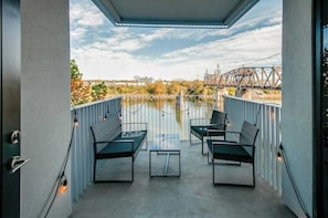 Terrace/patio - Riverfront condo with a furnished balcony - downtown, fast WiFi & central AC (Nashville)