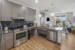 Coffee/tea maker, fridge, microwave, oven - Muse | Contemporary condo in central location with rooftop lounge & central AC (Nashville)