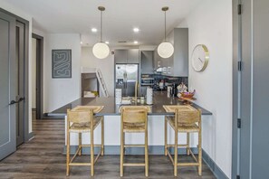 Cafetière-théière, réfrigérateur, four à micro-ondes, un four