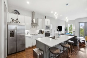 Coffee/tea maker, fridge, microwave, oven - 1 mi to Music Row The Gulch Rooftop Deck W Views (Nashville)