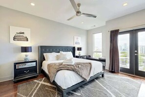 Iron/ironing board, WiFi, bed sheets - Luxe New House near Downtown & Music Row – Rooftop Deck w/ Panoramic Views (Nashville)