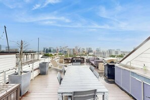 Outdoor dining - Luxe New House near Downtown & Music Row – Rooftop Deck w/ Panoramic Views (Nashville)