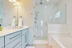 Shower, hair dryer, towels - Luxe New House near Downtown & Music Row – Rooftop Deck w/ Panoramic Views (Nashville)