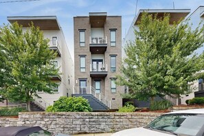 Exterior - Luxe New House near Downtown & Music Row – Rooftop Deck w/ Panoramic Views (Nashville)