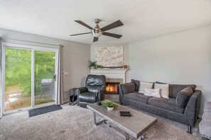 TV, offices - Modern 2BR Family Townhome with Golf and Pool Views (Nashville)