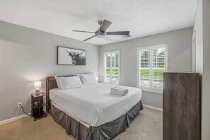 Iron/ironing board, WiFi, bed sheets - Modern 2BR Family Townhome with Golf and Pool Views (Nashville)