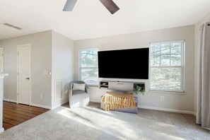 TV, offices - Modern townhome with on-site golf & pool - water views, W/D, & central AC (Nashville)