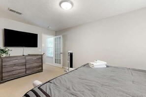 Iron/ironing board, WiFi, bed sheets - Modern townhome with on-site golf & pool - water views, W/D, & central AC (Nashville)