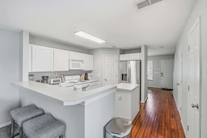 Coffee/tea maker, fridge, microwave, oven - Modern 2BR Family Townhome with Golf and Pool Views (Nashville)