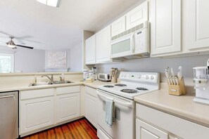 Fridge, microwave, oven, stovetop - Modern townhome with on-site golf & pool - water views, W/D, & central AC (Nashville)
