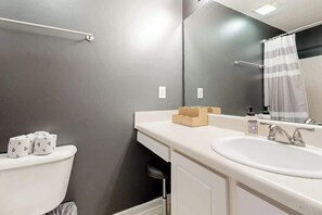 Shower, hair dryer, towels, shampoo - Modern townhome with on-site golf & pool - water views, W/D, & central AC (Nashville)
