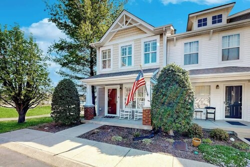 Modern townhome with on-site golf & pool - water views, W/D, & central AC