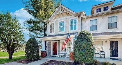 Modern townhome with on-site golf & pool - water views, W/D, & central AC