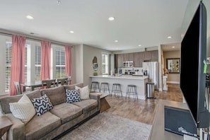 TV, offices - Comfortable condo with AC, kitchen, wifi - near attractions (Nashville)