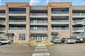 Exterior - Comfortable condo with AC, kitchen, wifi - near attractions (Nashville)