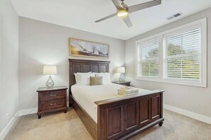 Iron/ironing board, WiFi, bed sheets - Comfortable condo with AC, kitchen, wifi - near attractions (Nashville)