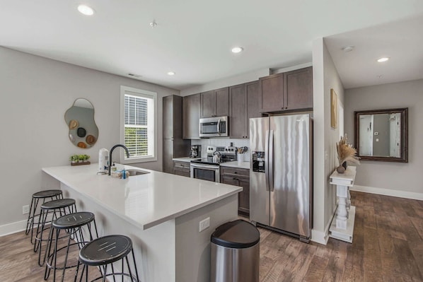 Coffee/tea maker, fridge, microwave, oven - Comfortable condo with AC, kitchen, wifi - near attractions (Nashville)