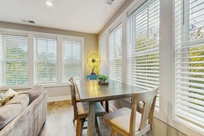 Dining - Comfortable condo with AC, kitchen, wifi - near attractions (Nashville)