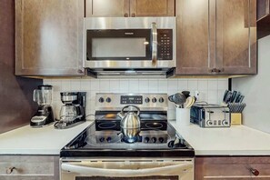 Fridge, microwave, oven, stovetop - Comfortable condo with AC, kitchen, wifi - near attractions (Nashville)