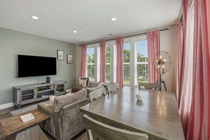 Dining - Comfortable condo with AC, kitchen, wifi - near attractions (Nashville)