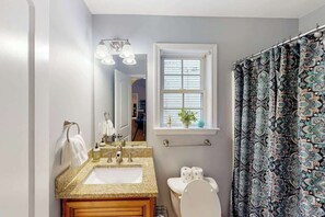 Shower, towels - Peaceful & charming dog-friendly getaway with deck & nature views - near golf (Nashville)