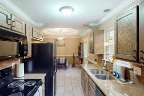 Fridge, microwave, oven, stovetop - Peaceful & charming dog-friendly getaway with deck & nature views - near golf (Nashville)
