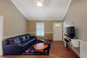 TV, offices - Peaceful & charming dog-friendly getaway with deck & nature views - near golf (Nashville)