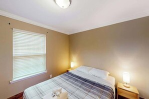 Desk, iron/ironing board, Internet, bed sheets - Peaceful & charming dog-friendly getaway with deck & nature views - near golf (Nashville)