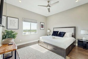 Internet, bed sheets - Stylish townhouse with a rooftop deck, balconies, washer/dryer, & wet bar (Nashville)