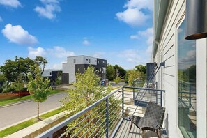 Terrace/patio - Stylish townhouse with a rooftop deck, balconies, washer/dryer, & wet bar (Nashville)