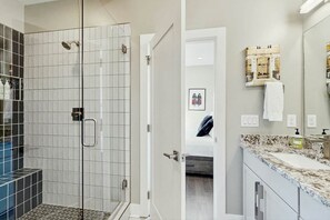 Shower, towels - Stylish townhouse with a rooftop deck, balconies, washer/dryer, & wet bar (Nashville)
