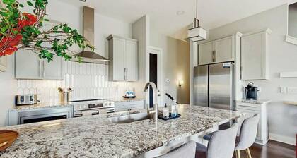 Stylish townhouse with a rooftop deck, balconies, washer/dryer, & wet bar