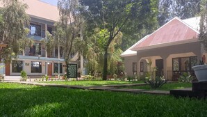 Un edificio con un cartel que indica que es una residencia.