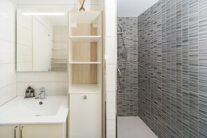 Douche, sèche-cheveux, serviettes fournies