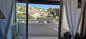 A balcony with a view of a residential area and parked cars. - Cosy studio for 4 people private residence (Sète)