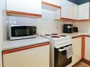 Cookware/dishes/utensils - Apartment 1 (Aberdeen)