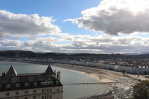 Beach nearby - Home by the sea (Llandudno)