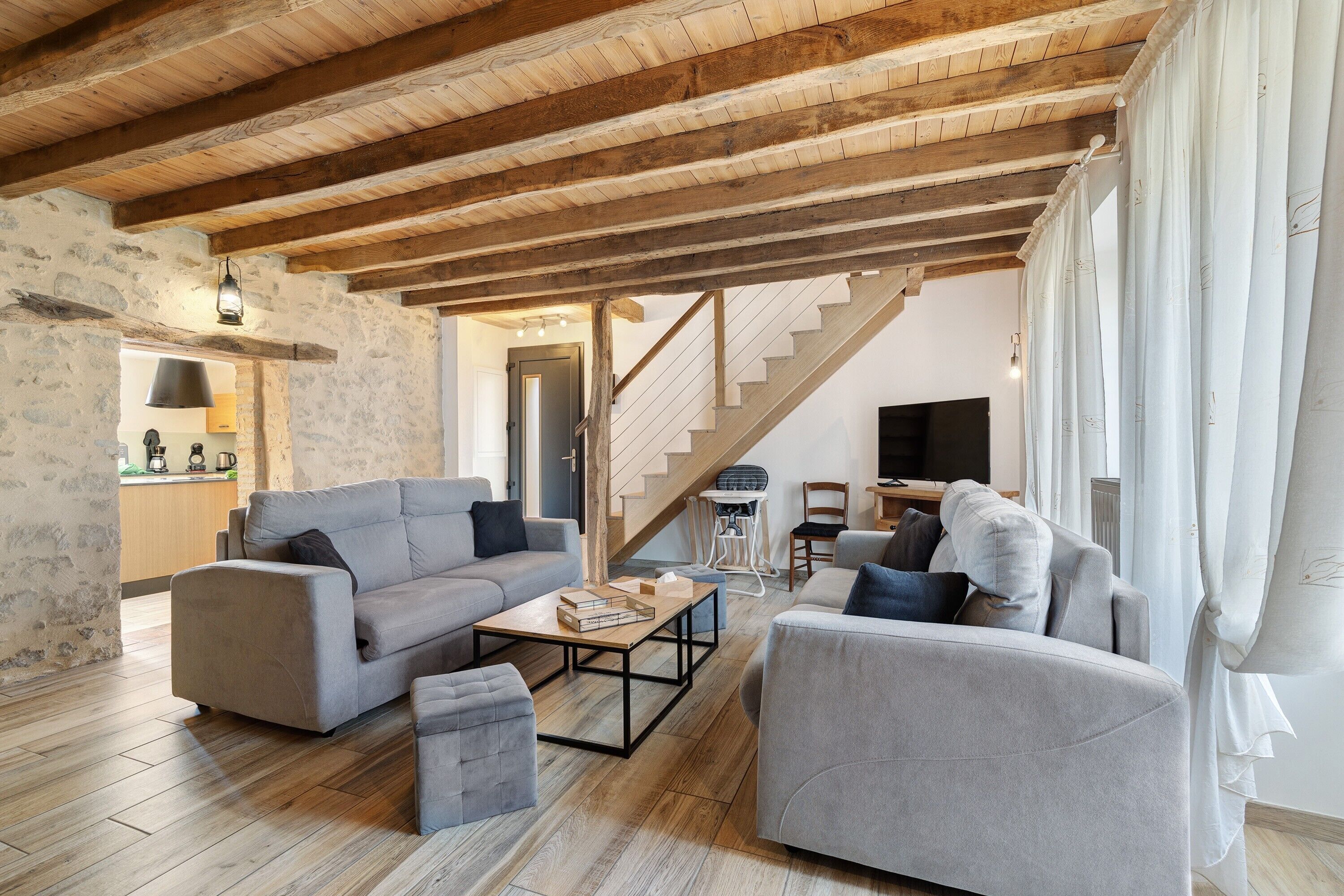 TV, fireplace