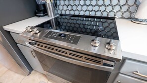 Fridge, microwave, oven, dishwasher - NEW! Unique GeoDome - Half Block to Beach (South Padre Island)